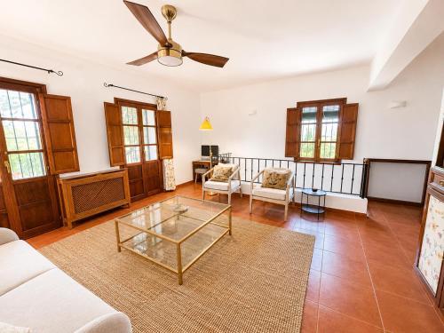 a living room with a couch and a table at Casa Canciones in Alzira