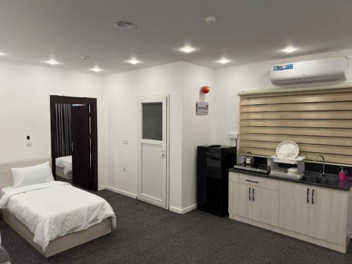 a hotel room with a bed and a kitchen at Hotel Mihad sulaymaniyah in As Sulaymānīyah
