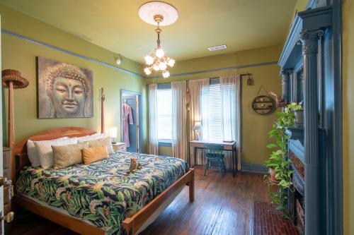 a bedroom with a bed and a painting on the wall at Birmingham Tree House in Birmingham