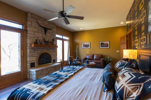 ein Wohnzimmer mit Sofa und Kamin in der Unterkunft Sebree Meadows in Salina