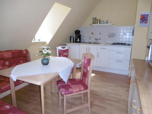 eine Küche und ein Esszimmer mit einem Tisch und Stühlen in der Unterkunft Ferienwohnung Christine Nestler in Annaberg-Buchholz