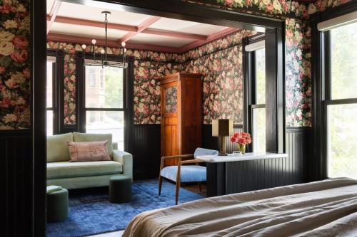 Llit o llits en una habitació de St. Elmo Hotel