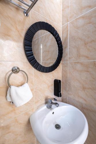 a bathroom with a sink and a mirror at Casa Docia Hotel in Santa Bárbara de Samaná