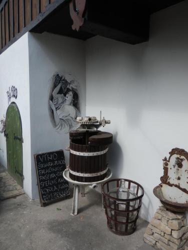 a room with a table and a painting on the wall at Rodinné vinařství Mikulenkovi in Žernoseky
