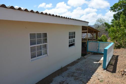 a white house with a blue gate in front of it at Casa Bista Montaña in Barber
