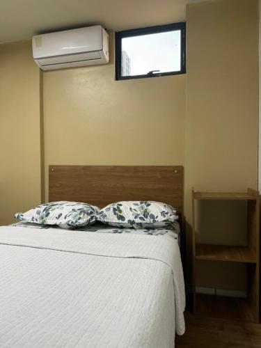 a bedroom with a bed and a air conditioner at LOFT Centrico in Ciudad del Este