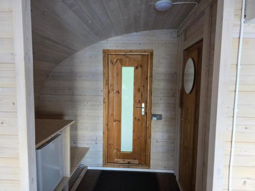 a small hallway with a door in a house at Paekalda Holiday Centre in Rummu