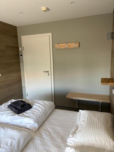 ein Schlafzimmer mit einem weißen Bett und einer Tür in der Unterkunft Dalakot Búdardal in Búðardalur
