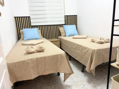 2-Bedroom Central Apartment, 600m to Beach, No Car Needed
