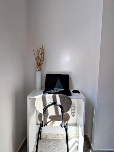 2-Bedroom Central Apartment, 600m to Beach, No Car Needed