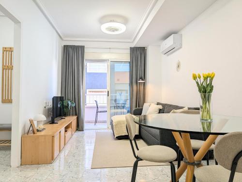2-Bedroom Central Apartment, 600m to Beach, No Car Needed