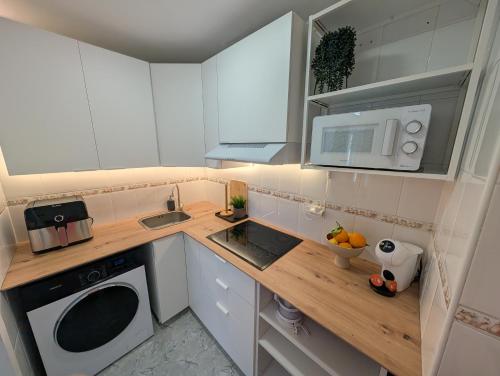 2-Bedroom Central Apartment, 600m to Beach, No Car Needed