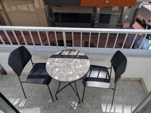 2-Bedroom Central Apartment, 600m to Beach, No Car Needed