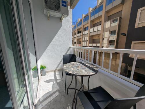 2-Bedroom Central Apartment, 600m to Beach, No Car Needed