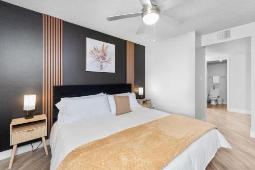 a bedroom with a large bed and a ceiling fan at Chill 2BR Near ASU, Pool, Grill, Parking,Pet Frndly in Tempe