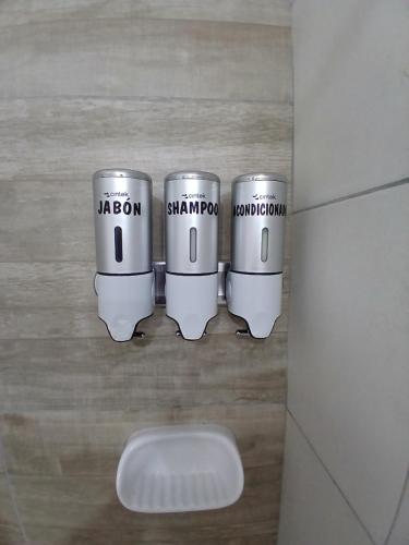 a group of three toilets in a bathroom at Departamento ÚNICO in Presidencia Roque Sáenz Peña