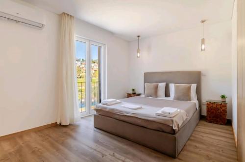 a bedroom with a bed and a large window at Serração House in Rio Caldo