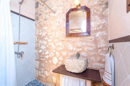 サンタニーにあるCas Padrinsの石壁のバスルーム(シンク、鏡付)