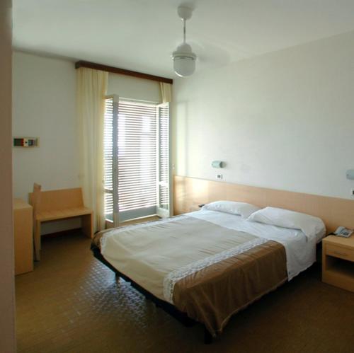 チェゼナーティコにあるHotel Doloresのベッドルーム(大型ベッド1台、窓付)
