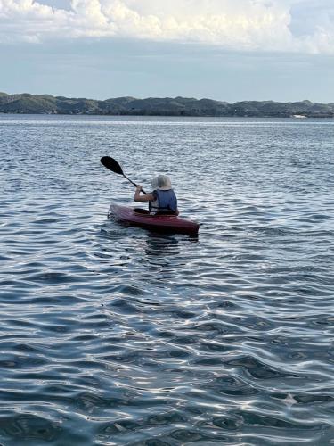 a person in a kayak on a large body of water at Taitza in San José