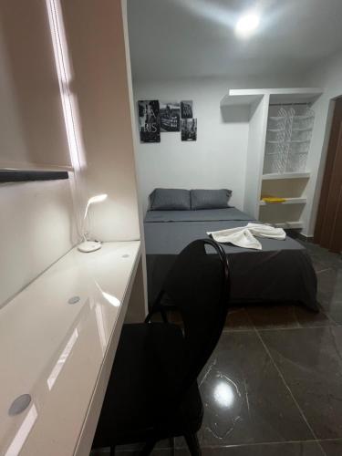 a bedroom with a bed and a desk and a chair at Apart Hotel miwi in Los Patios
