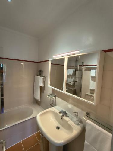 ein Badezimmer mit Waschbecken und Badewanne in der Unterkunft Cabedelo River Flat in Darque