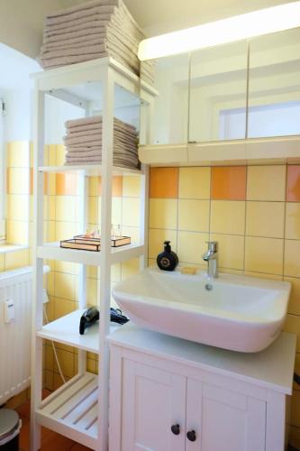 NOOR - Calm City Stay with Garden - Free Parking & Near Messe