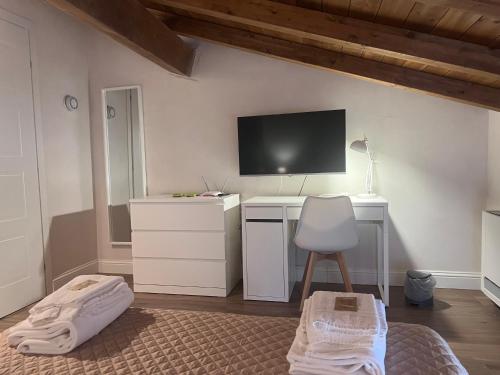 TV tai viihdekeskus majoituspaikassa Easy Suites
