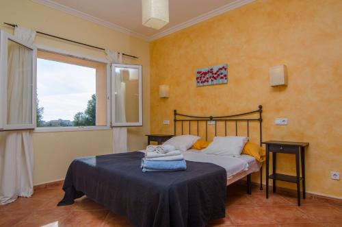 カラス・デ・マヨルカにあるSa Marina (Antena)のベッドルーム1室(ベッド1台、大きな窓付)