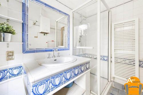 ローマにある4BNB - Vatican Doors Flatの青と白のバスルーム(シンク、シャワー付)