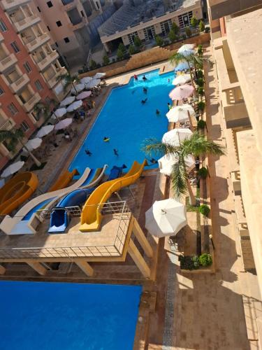 an overhead view of a swimming pool at a resort at New Coast Chalets -K77 in Dawwār Muḩammad Abū Shunaynah
