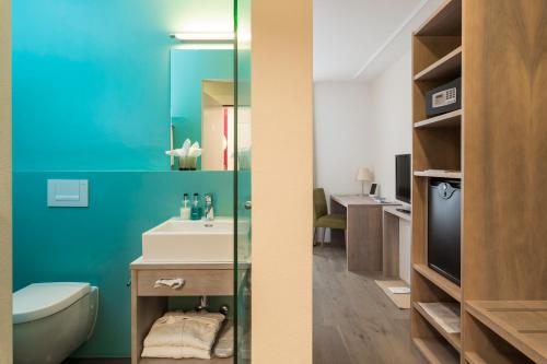 Vannituba majutusasutuses PLATZHIRSCH ZÜRICH - Downtown Boutique Hotel & Sushi Lounge
