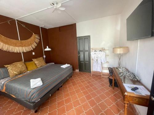a bedroom with a bed and a table in it at Hotel kasa Sarita Centro Historico SMA in San Miguel de Allende