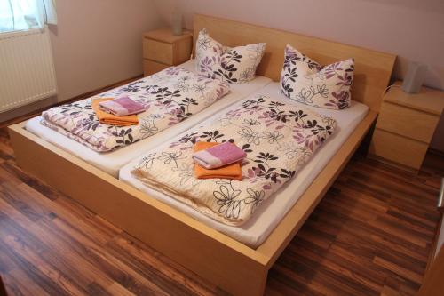 AltendorfにあるFerienwohnung Am Hegebuschの2ベッド(枕付)が備わる客室です。