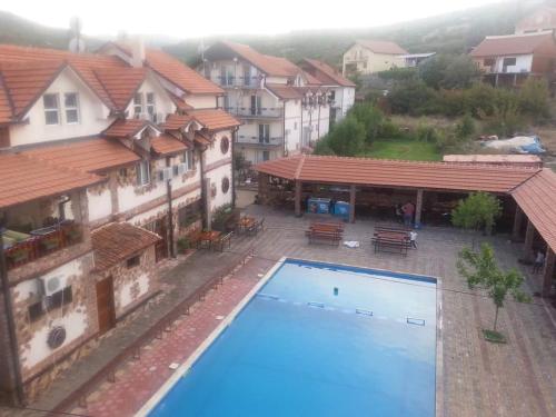 Blick auf den Pool in einem Innenhof mit Gebäuden in der Unterkunft Apartments Dan Dar in Nov Dojran