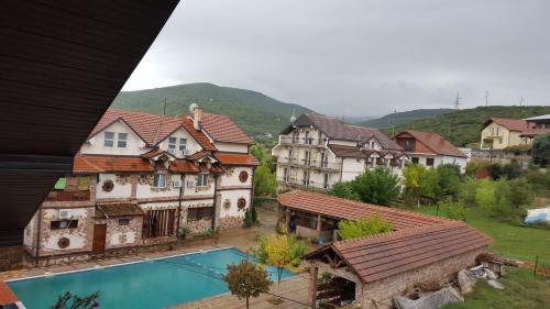 una vista aérea de una casa y una piscina en Apartments Dan Dar en Nov Dojran