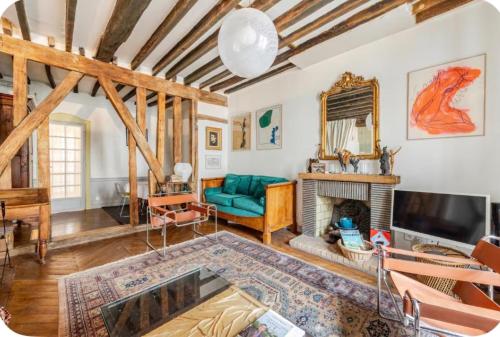 The Heart of Marais Place des Vosges for four guest