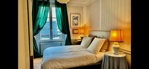 The Heart of Marais Place des Vosges for four guest