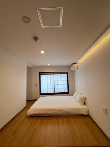 a bedroom with a bed and a window at Leisure Hotel II 東中野 in Tokyo