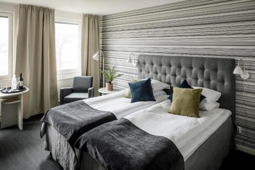 מיטה או מיטות בחדר ב-Hotell Falköping, Sure Hotel Collection by Best Western