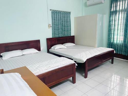 two beds in a room with at maison Ty Homestay in Phan Thiet