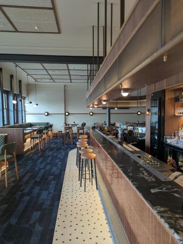 ein Restaurant mit Bar, Stühlen und Tischen in der Unterkunft Fed Hotel in Semaphore
