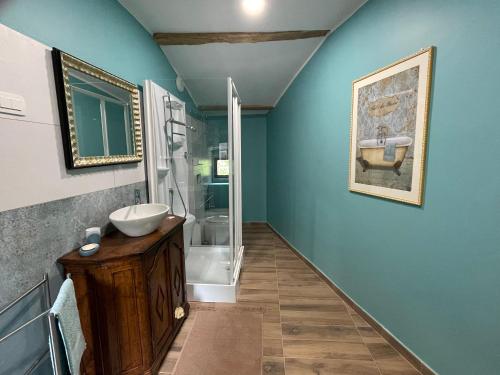 ein Badezimmer mit Waschbecken und Dusche in der Unterkunft Nona Katica in Boljun