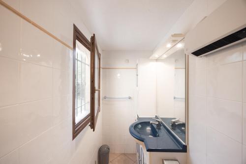 a bathroom with a blue sink and a mirror at Duplex Très Calme in Meria