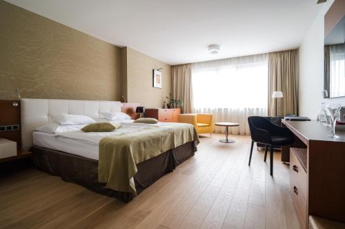 ein Hotelzimmer mit Bett und Schreibtisch in der Unterkunft Mikado Hotel in Nitra