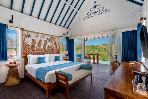 a bedroom with a bed in a room with a balcony at Emana Aruna in Toyapakeh