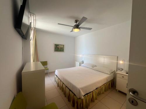 a bedroom with a bed and a ceiling fan at Casa Médano 12 in El Médano