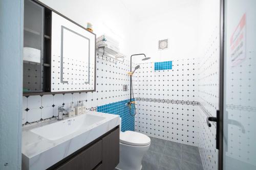 a bathroom with a sink and a toilet and a mirror at Coto Center Homestay in Đảo Cô Tô