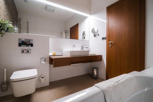 ein weißes Badezimmer mit Waschbecken und Toilette in der Unterkunft Mikado Hotel in Nitra