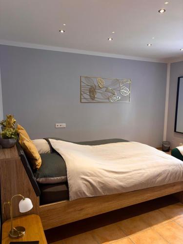 a bedroom with a bed in a room at Ela´s Alstadtliebe in Wertheim